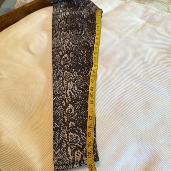 Forever 21 woman’s leggings snake print size small - Picture 7 of 8